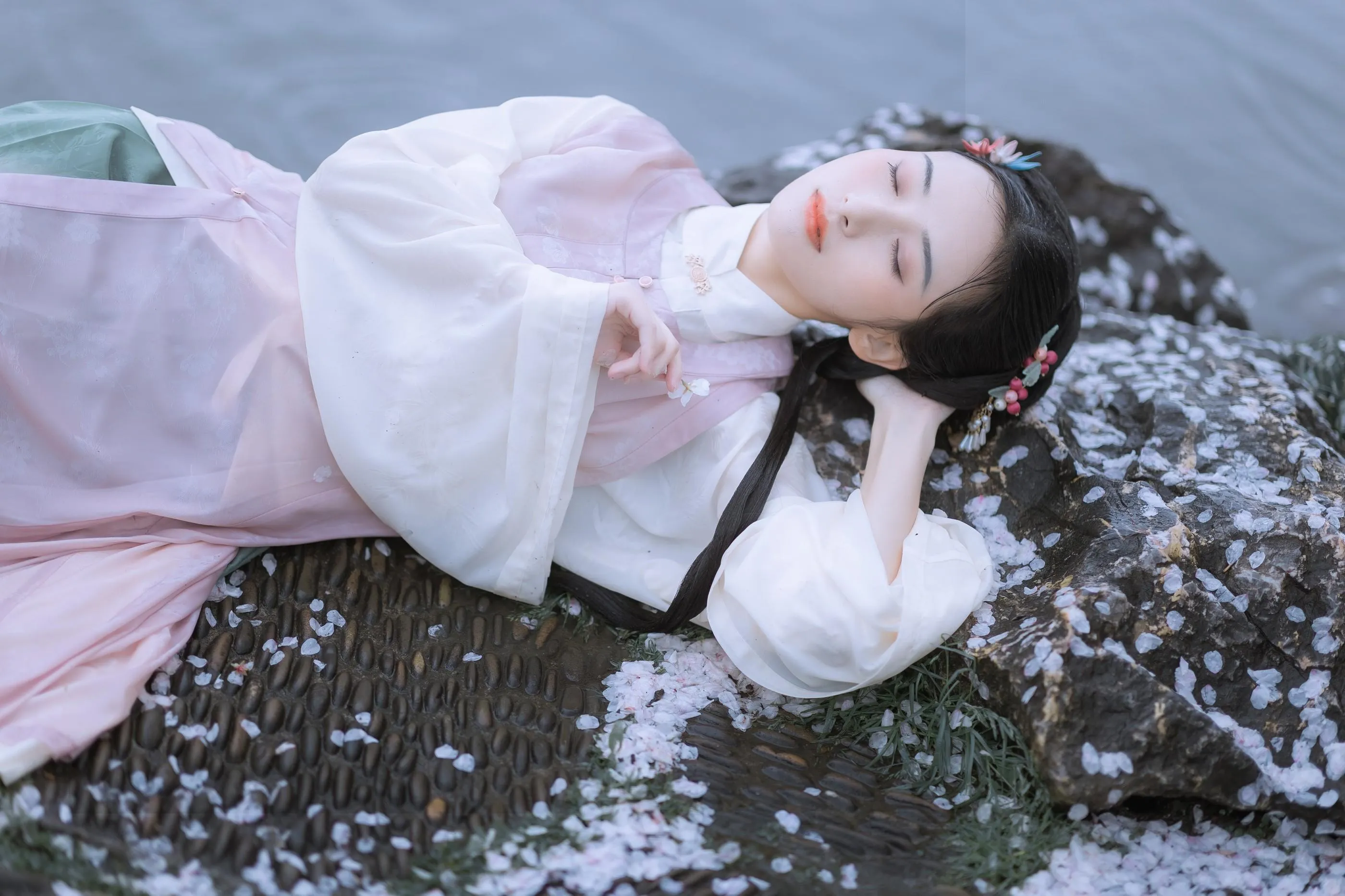 [艺图语] 2022.05.25 雨樱花 眸小妖 [46P]插图5